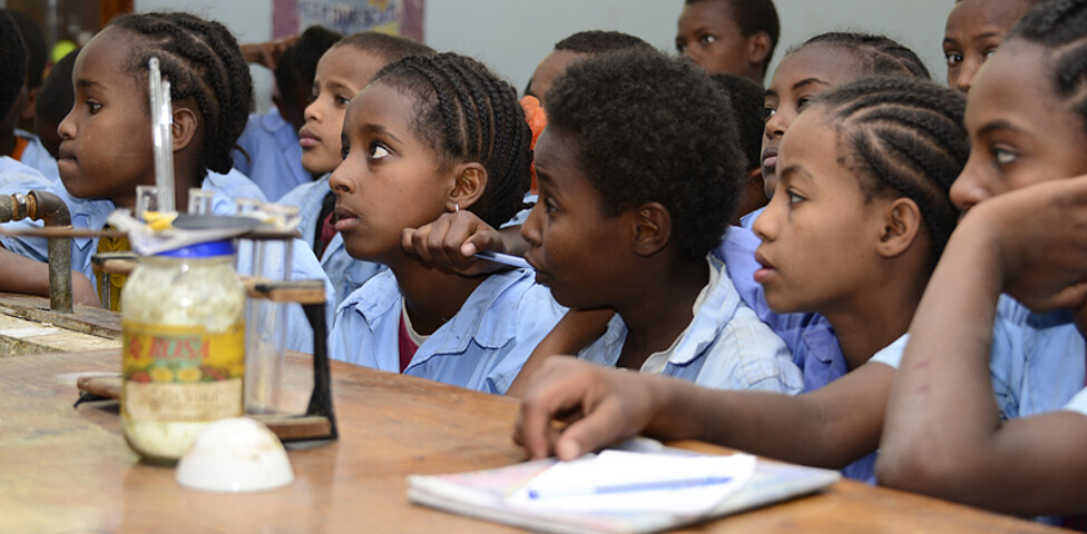 Äthiopische Straßenkinder in einer Schule am Lernen. Sie tragen alle dasselbe blaue Gewand. 