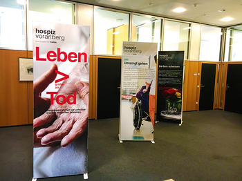 Plakatwände stehen in einem Raum