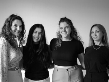 Die Künstlerinnen Nadja Gabriel, Arzu Arslan, Desiree Gabriel und Pia Dablander setzen sich mit dem Thema „Wohnen“ auseinander. (Bildnachweis: Léon Tschallener)