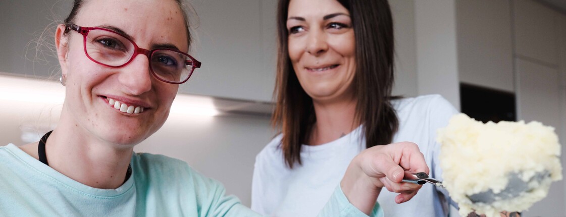 Eine junge Frau mit Behinderung arbeiten an einem integrativen Arbeitsplatz