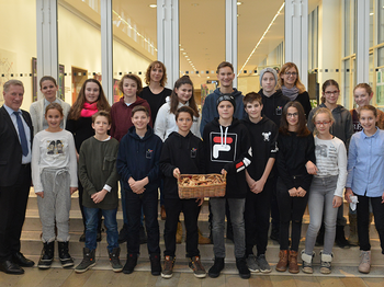 Eine Gruppe von Schülern des Gymnasiums Marienberg, auf den Stufen des Landhauses Bregenz