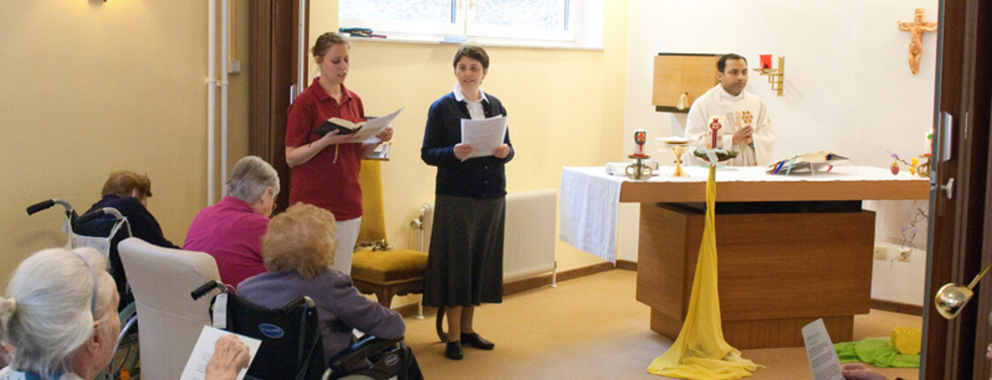 Beim Gottesdienst Beim Gottesdienst