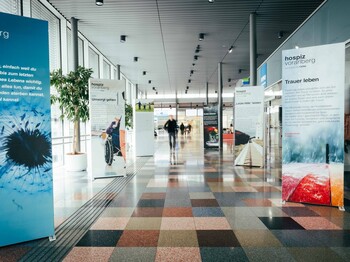 Die Ausstellung von Hospiz Vorarlberg ist an verschiedenen Orten in Vorarlberg zu sehen. (Fotocredit: Caritas/Philipp Mück)