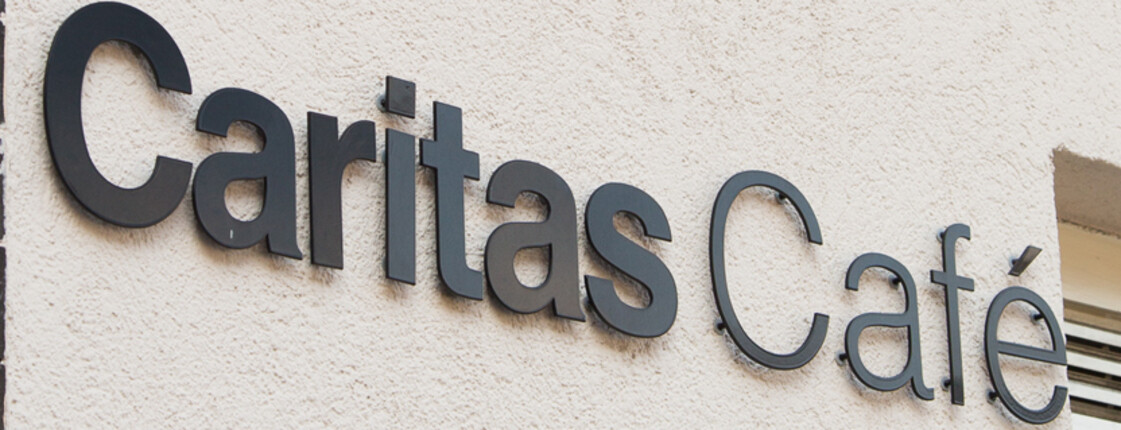 Die Außenbeschriftung des Caritas-Cafés, die auf der Fassade angebracht worden ist. 