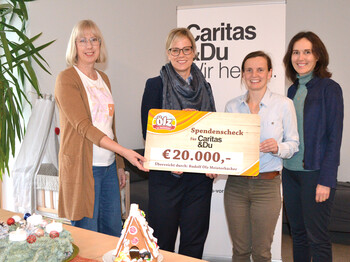 Ein Freudentag im Haus Mutter & Kind: Doris Wendel und Carolin Dobler vom Familienunternehmen Ölz der Meisterbäcker übergaben einen Spendenscheck in Höhe von 20.000 Euro an Heidi Dolensky (Fundraising Caritas) sowie MuKi-Leiterin Doris Müller.