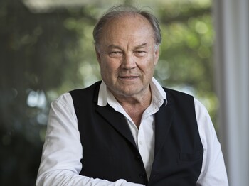 klaus maria brandauer, schauspieler, im gartenrestaurant des hotels baur au lac, in zürich