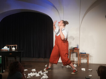 Clownfrau Lililu, alias Lisa Suitner, beim Kinderhospiz- und Palliativtag im Saumarkt Theater