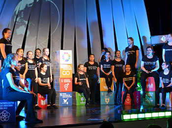 Die Jugendbotschafter der Caritas Vorarlberg auf der Musical Bühne von Solve it.