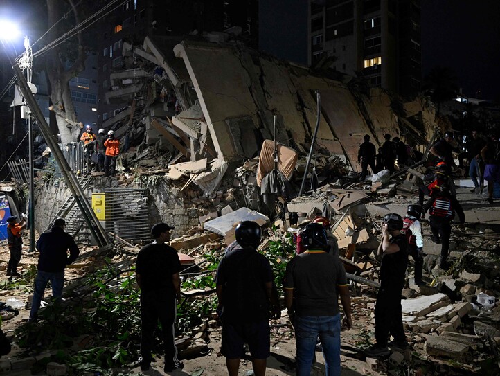 Rettungskräfte an Erdbebenruine in Venezuela