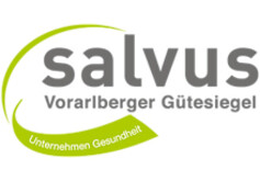 Auf einem weißen Hintergrund befindet sich in Grau der Schriftzg "salvus, vorarlberger Gütesiegel", das mit einem grünen schmalen Streifen verziert ist.