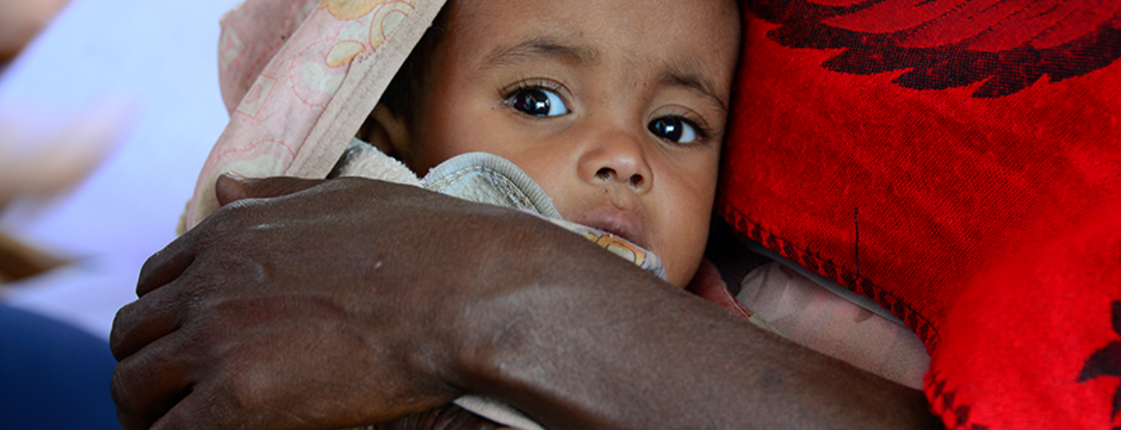 Eine Frau haltet ein Baby im Arm