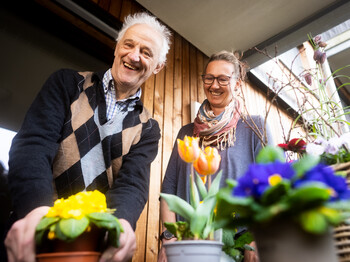 Sozialpatin Carina Türtscher und Pensionist Stefan Walser sind sich einig: „Was uns zusammenhält, gibt es kein zweites Mal!“
