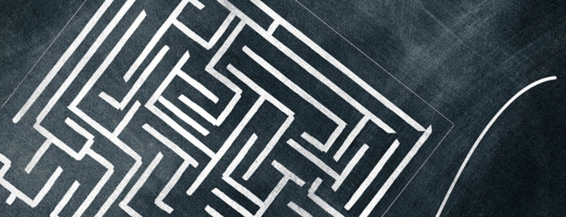 Auf einer schwarzen Tafel wurde mit weißer kreide ein Labyrinth gezeichnet. 