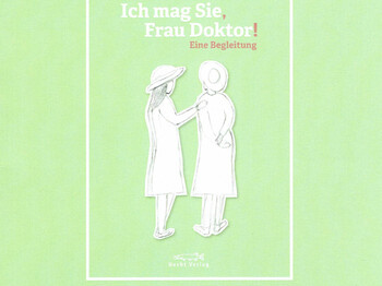 Ein Titelbild eines Buches auf grünem Hintergrund. Das Bild zeigt zwei Menschen, während eine Person den Arm auf die Schulter der anderen legt.