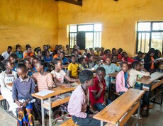 Ein voller Klassenraum mit Schüler*innen in Borana, die aufmerksam dem Unterricht folgen.