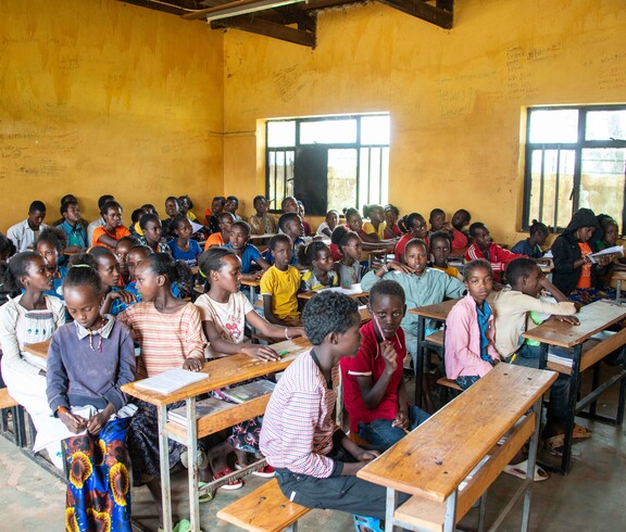 Ein voller Klassenraum mit Schüler*innen in Borana, die aufmerksam dem Unterricht folgen.