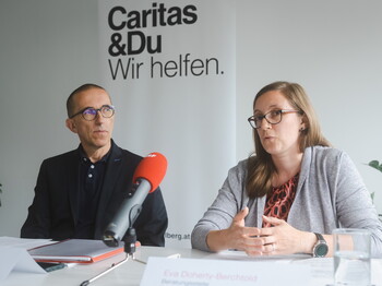 Caritasdirektor Walter Schmolly und Sozialberaterin Eva Doherty-Berchtold beim heutigen Pressegespräch zum Thema „Teuerungswelle darf nicht zur Armutsfalle werden“ Caritasdirektor Walter Schmolly und Sozialberaterin Eva Doherty-Berchtold beim heutigen Pressegespräch zum Thema „Teuerungswelle darf nicht zur Armutsfalle werden“