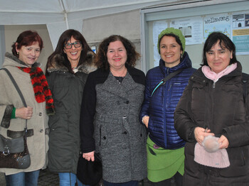 Vier Damen mittleren Alters stehen mit Caritasmitarbeiterin Ingrid Böhler zu einem Gruppenfoto zusammen. Sie sind alle in warmer Kleidung verpackt. 