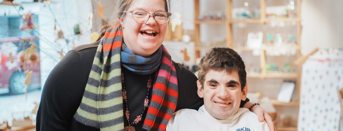 Menschen mit Behinderungen freuen sich im Sprungbrettlaedele über ihre Produkte