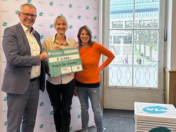VLV-Direktor Robert Sturn und Rebecca Schwärzler übergaben den Scheck an Gisela Rauscher, Koordinatorin von HOKI. (Fotocredit: Caritas)