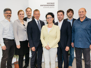 Wollen die Arbeit im Interesse langzeitarbeitsloser Personen forcieren: die Vertreterinnen und Vertreter der Sozialen Unternehmen Vorarlberg, des Arbeitsmarktservice Vorarlberg und des Landes Vorarlberg. V.l.n.r: Elmar Luger (Dornbirner Jugendwerkstätten), Karoline Mätzler (carla, Caritas Vorarlberg), Florian Kresser (AQUA Mühle Vorarlberg), Bernhard Bereuter (AMS), Benedicte Hämmerle (Sprecherin Soziale Unternehmen Vorarlberg), Harald Moosbrugger (Abteilung Wirtschaftsangelegenheiten, Land Vorarlberg), Stefan Koch (Integra Vorarlberg), Helmut Johler (Kaplan Bonetti Arbeitsprojekte).