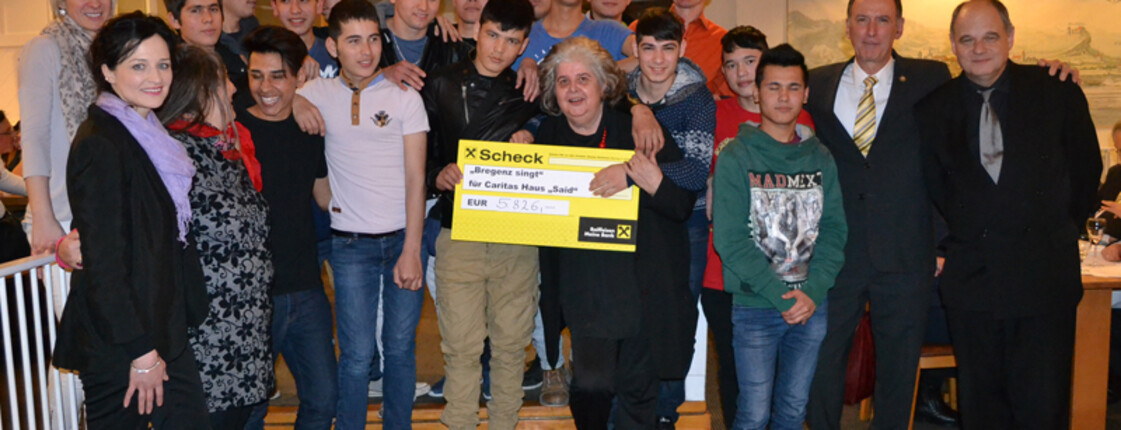 Die Jugendlichen vom Flüchtlingshaus Said versammeln sich für ein Gruppenfoto. Dabei hält eine Dame einen Spendencheck in der Hand.