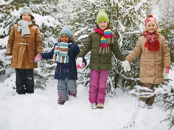 Kinder spielen im Schnee