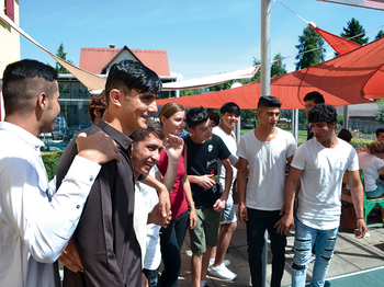 Jugendliche Flüchtlinge feiern das Zuckerfest