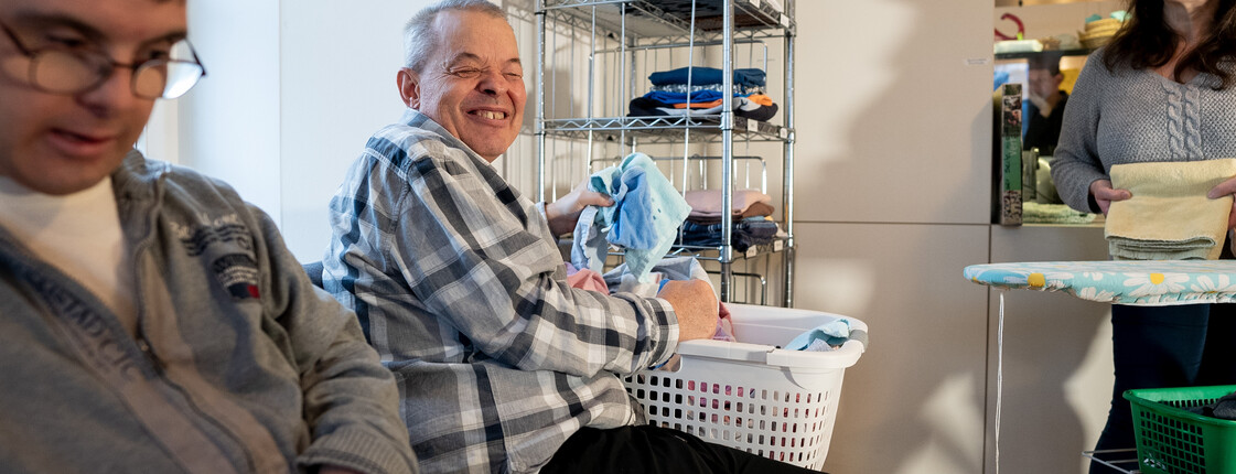 Menschen mit Behinderungen leben gemeinsam in einer Wohngemeinschaft