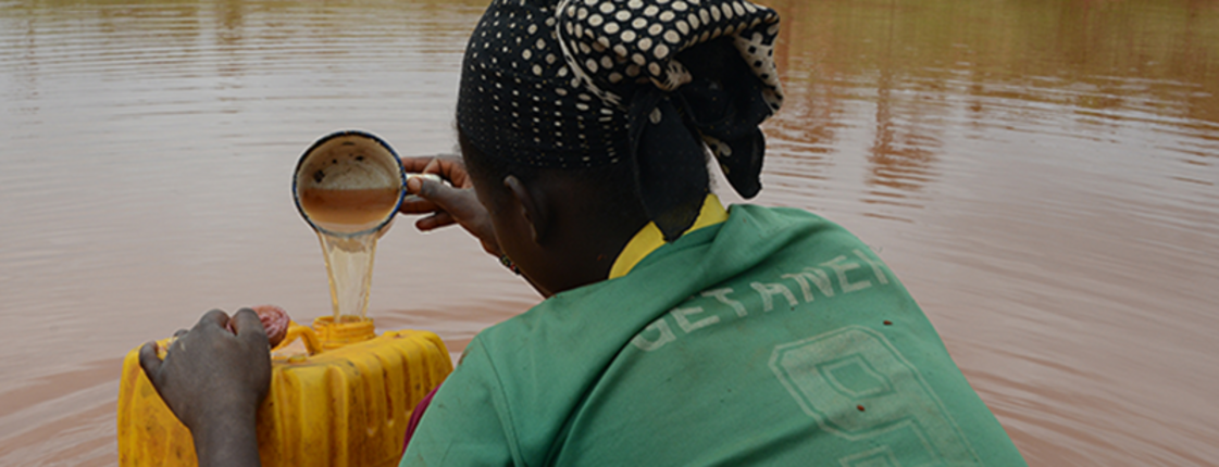 Ein Mädchen sitzt an einem Teich in Äthiopien