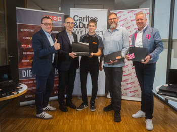Personen (von links nach rechts): Udo Filzmaier (Bildungssprecher der Sparte Industrie), Walter Schmolly (Caritasdirektor), Laurin Hämmerle (Julius Blum GmbH), Andreas Honeder (Julius Blum GmbH) und Jörg Thurnher (Magenta Telekom)