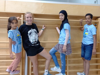 Maryam, Mubina und Ali mit Camp-Leiterin Anna Salomon erlebten eine tolle sportliche Woche im Abenteuer Sportcamp in Nüziders.