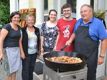 Menschen grillen zum Sommerfest