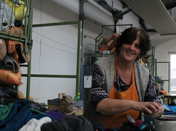 Eine Frau arbeitet in der Wäscheküche