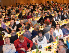Typisches Bild einer Festgemeindschaft. Lange Tische und viele Menschen. 