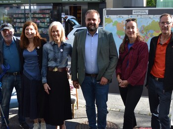 Hanspeter Simma, Beate Fetz und Martina Hladik (Stadt.Leben.Dornbirn) mit Bürgermeister Markus Fäßler sowie Martina Jäger und Jürgen Mathis (Welthaus Vorarlberg). (Fotos: Caritas/Elke Kager)