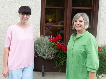 Die Angebote der Kontaktstelle Trauer (im Bild: Irene Christof und Silvia Mähr) richten sich an alle trauernden Menschen – unabhängig davon, wie lange der Verlust zurückliegt. (Fotocredit: Caritas Vorarlberg)