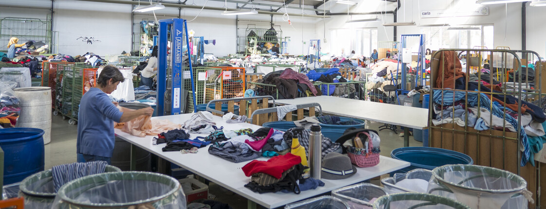 Im carla Tex Kleidersortierwerk wird größte Sorgfalt auf eine gute Sortierqualität gelegt. Bis zu 280 Kategorien werden hier sortiert und zielgerichtet nur an zertifizierte Händler weitergegeben die einen sinnvollen Wiederverwendungszweck garantieren.