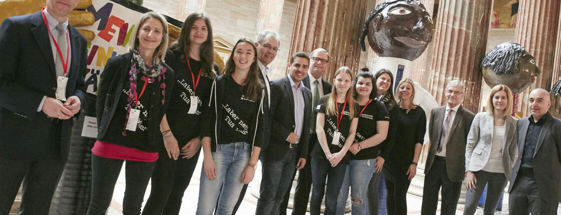 'Achtung! Kinderrechte'; Riesenkinder machen UN-Kinderrechte unübersehbar