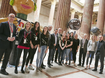 Gruppenfoto mit Jugendbotschafterinnen für UN-Kinderrechte der Caritas Vorarlberg. Von rechts: Generalsekretär Bernd Wachter Caritas Österreich, Nationalratsabgeordnete Claudia Gamon (N), Nationalratsabgeordneter Franz Kirchgatterer (S), Nationalratsabgeordnete Katharina Kucharowits (S), Nationalratsabgeordnete Martina Schenk (T), Zweiter Nationalratspräsident Karlheinz Kopf (V), Nationalratsabgeordneter Asdin El Habbassi (V), Nationalratsabgeordneter Edgar Mayer (V), Direktor Caritas Vorarlberg Walter Schmolly Caritas Vorarlberg 'Achtung! Kinderrechte'; Riesenkinder machen UN-Kinderrechte unübersehbar