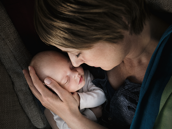 Frau mit Baby im Arm