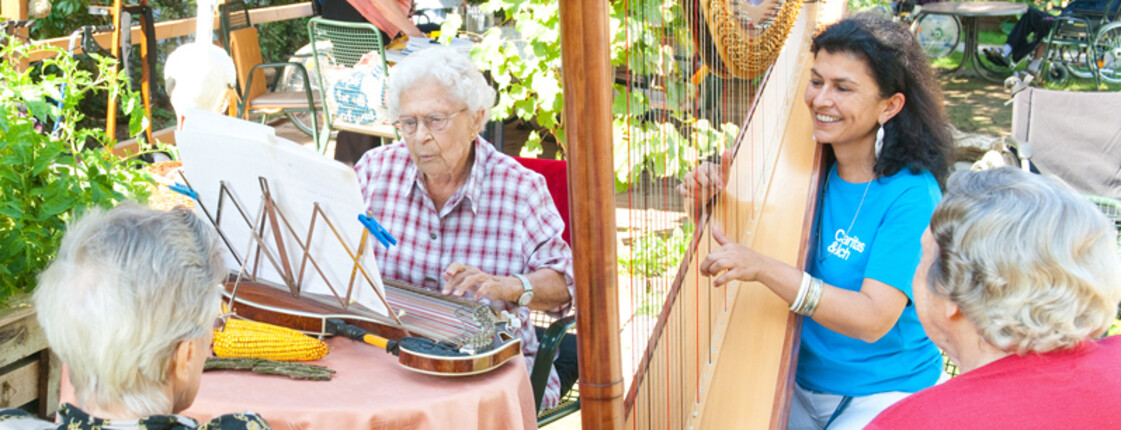 Bewohnerinnen und Bewohner beim Musizieren Bewohnerinnen und Bewohner beim Musizieren