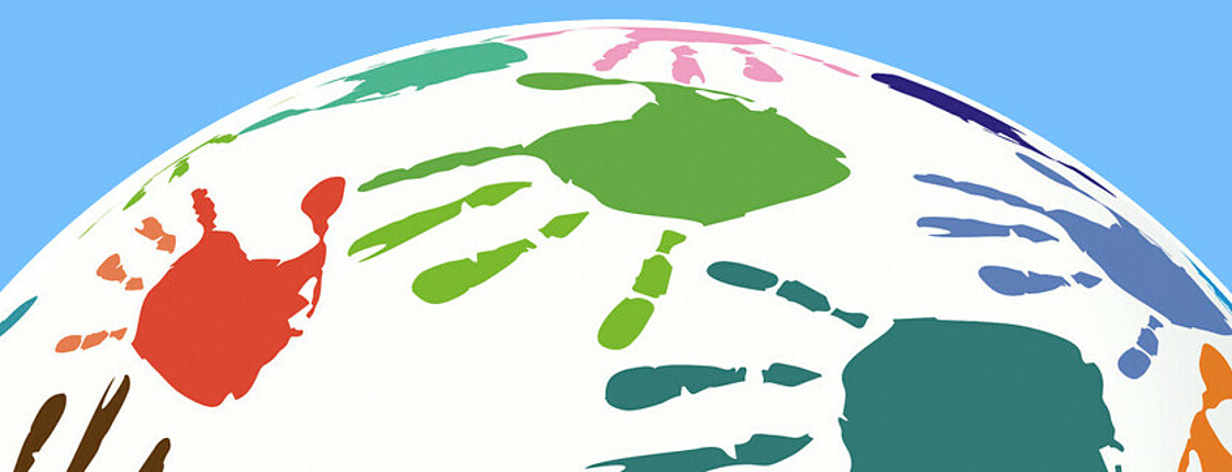 Grafik der Auslandshilfe. Eine große weiße Kugel symbolisiert unsere Welt. Auf der Oberfläche befinden sich farbige Abdrücke von Händen. 