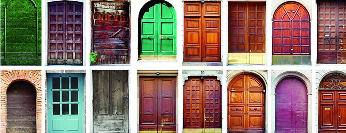 Eine Collage aus unterschiedlichen Türen. Sie sind in unterschiedlichen Farben, unter anderem grün und Blau, angestrichen. 